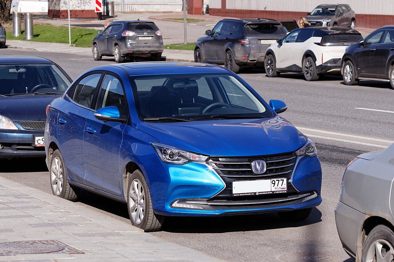 Changan Alsvin: Alsvin azul de la generación actual, vista delantera de tres cuartos