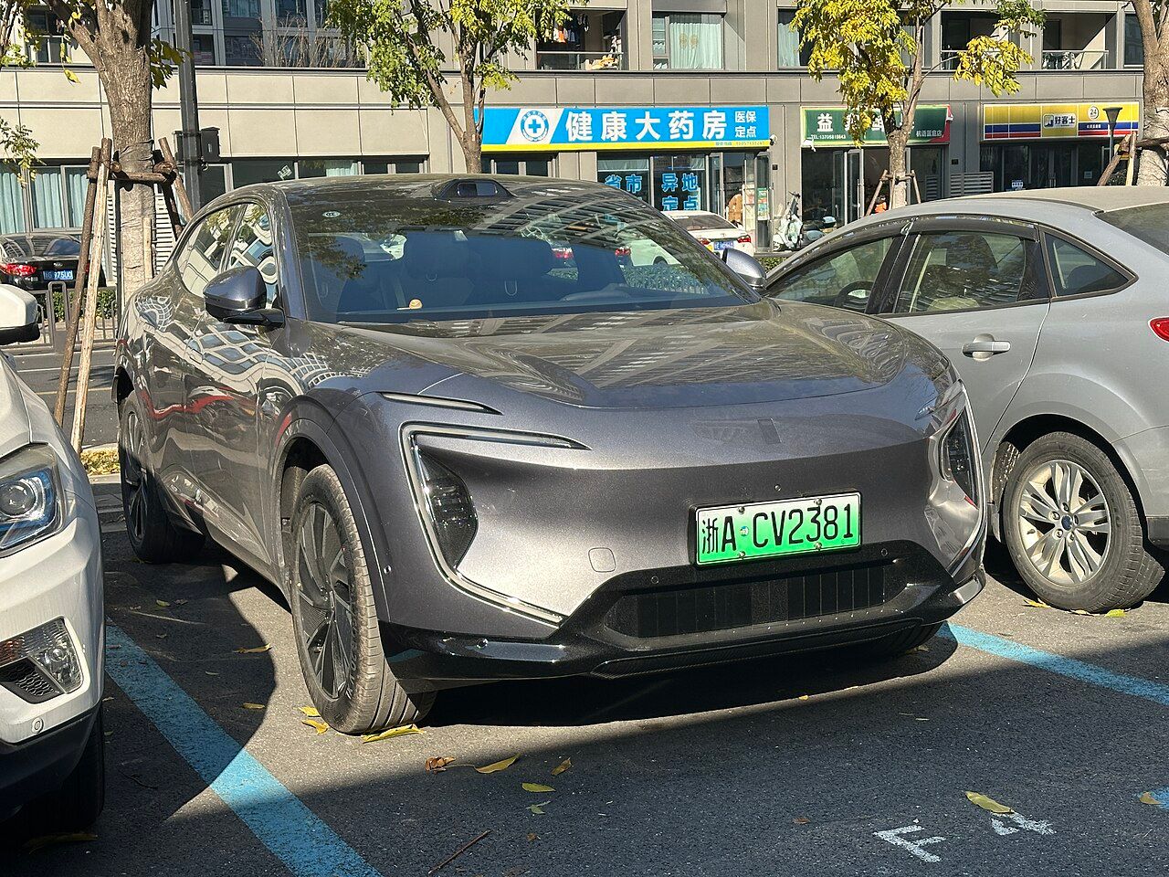 Changan Avatr 07: Avatr 07 gris, vista delantera de tres cuartos
