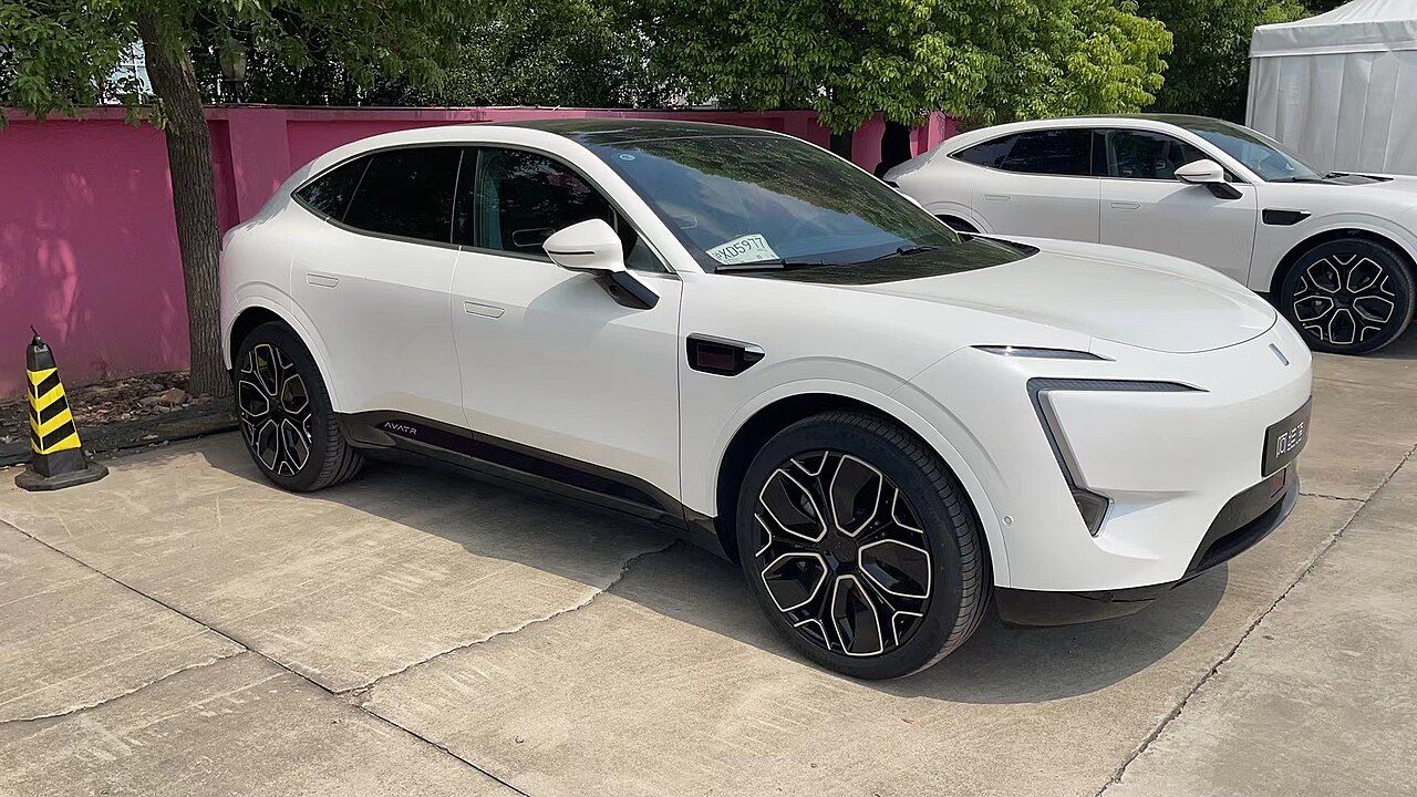 Changan Avatr 11: Avatr 11 blanco, vista delantera de tres cuartos