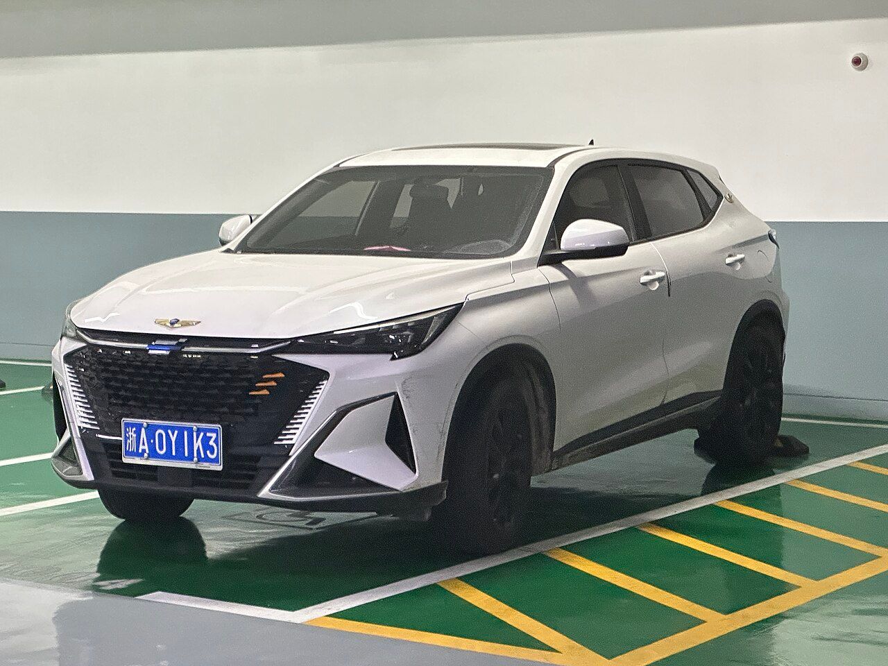 Changan CS35 Max: CS35 Max blanco, vendido en China como Oshan X5 Plus, vista delantera de tres cuartos