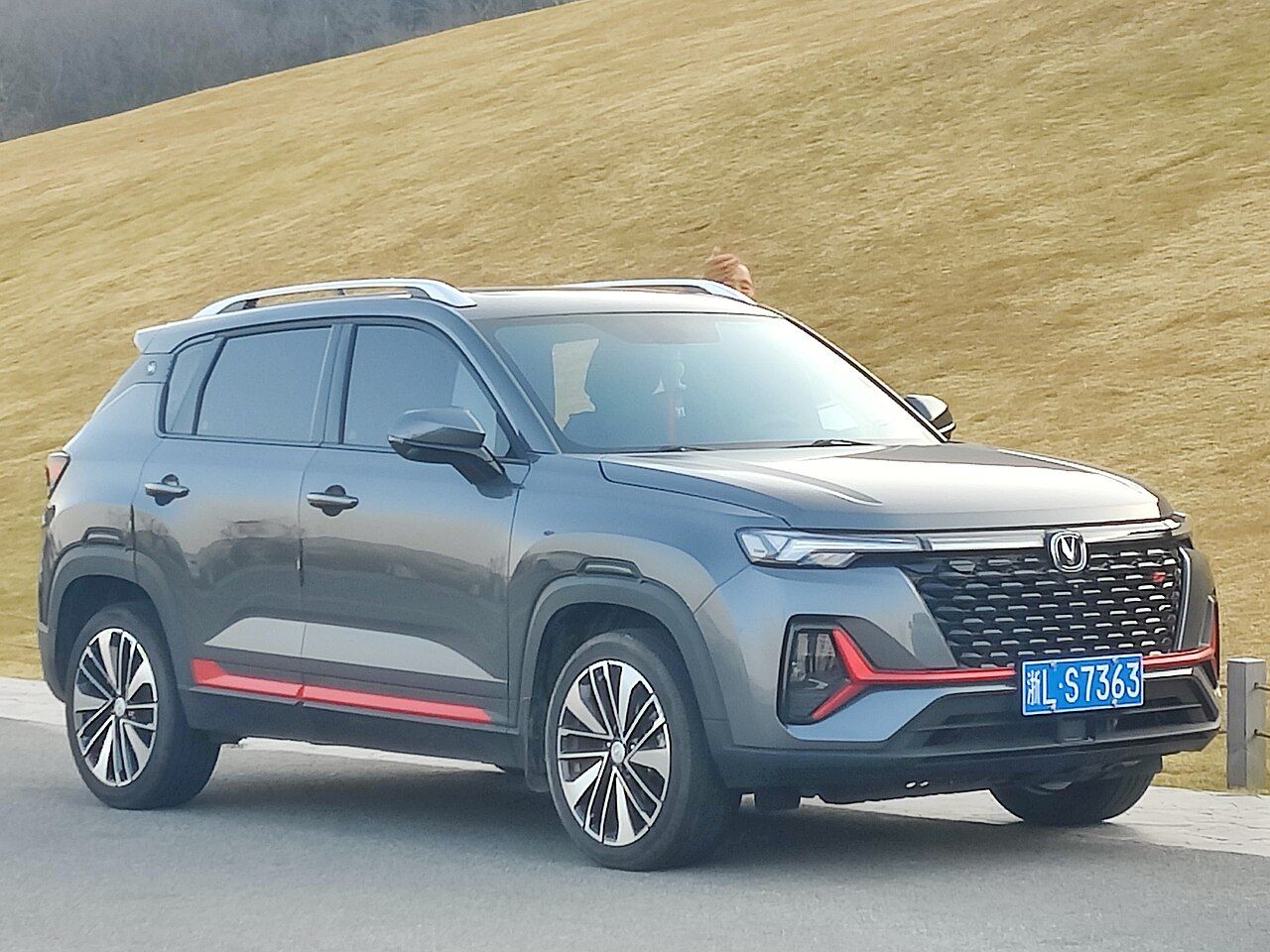 Changan CS35 Plus: CS35 Plus gris del diseño actual, con detalles rojos, vista delantera de tres cuartos