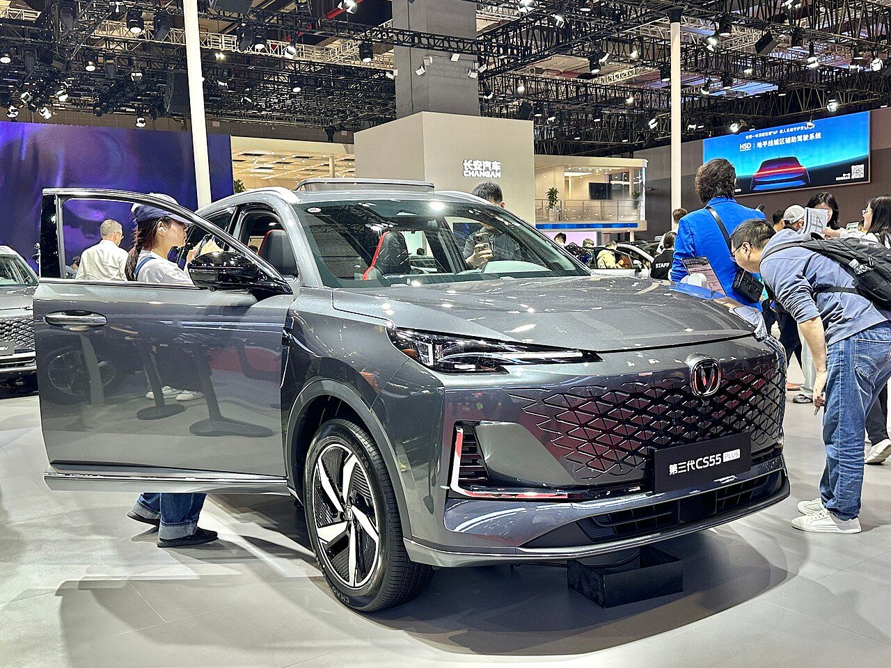 Changan CS55 Plus: CS55 Plus gris de la generación nueva, en un salón del automóvil, vista delantera de tres cuartos