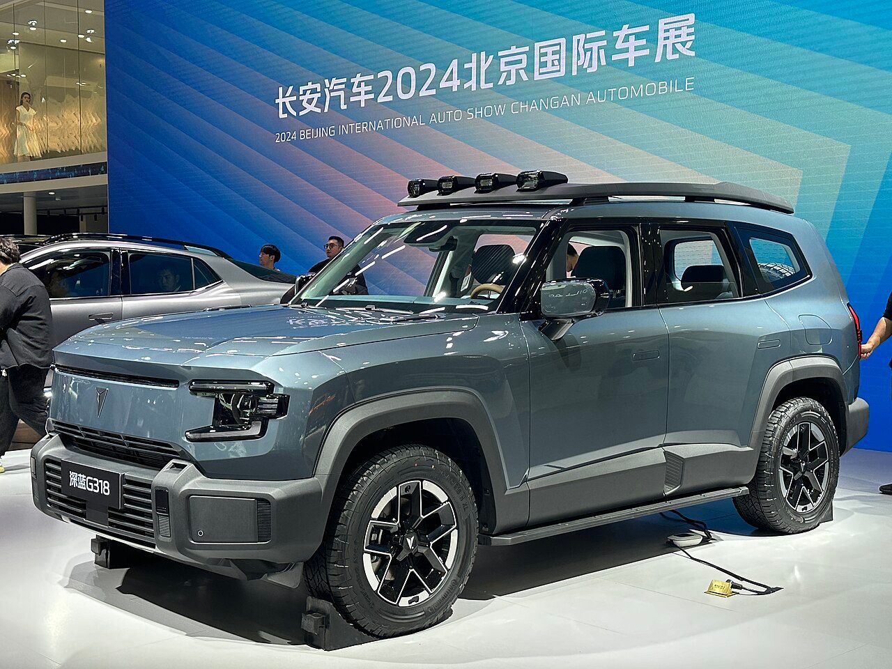 Changan Deepal G318: Deepal G318 gris, en el salón de Pekín 2024, vista delantera de tres cuartos