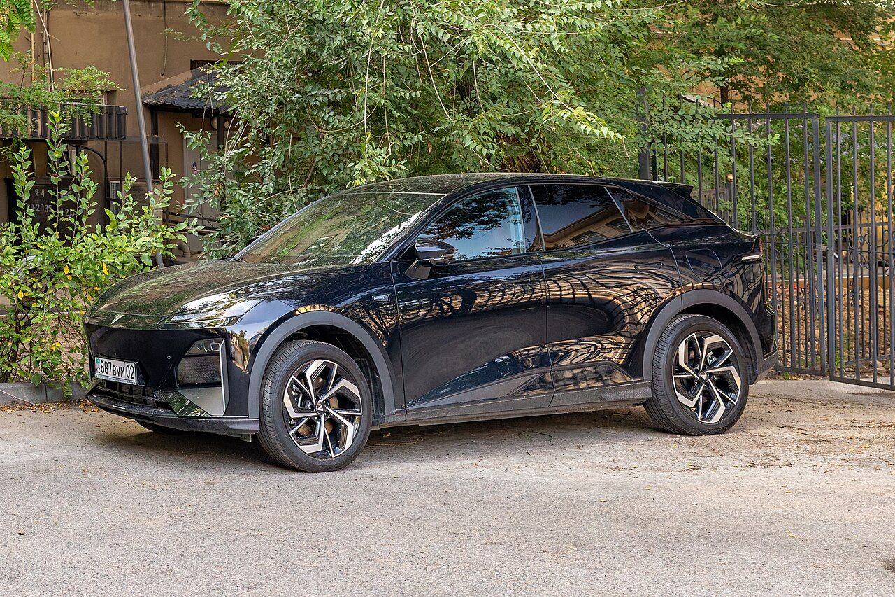 Changan Deepal S07: Deepal S07 negro, vista delantera de tres cuartos