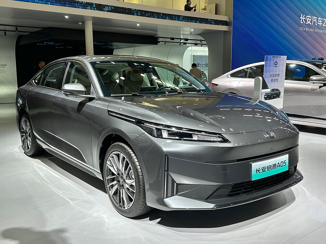Changan Eado Plus iDD: Eado Plus iDD gris del diseño actual, vendido en China como Qiyuan A05, en el salón de Pekín 2024, vista delantera de tres cuartos