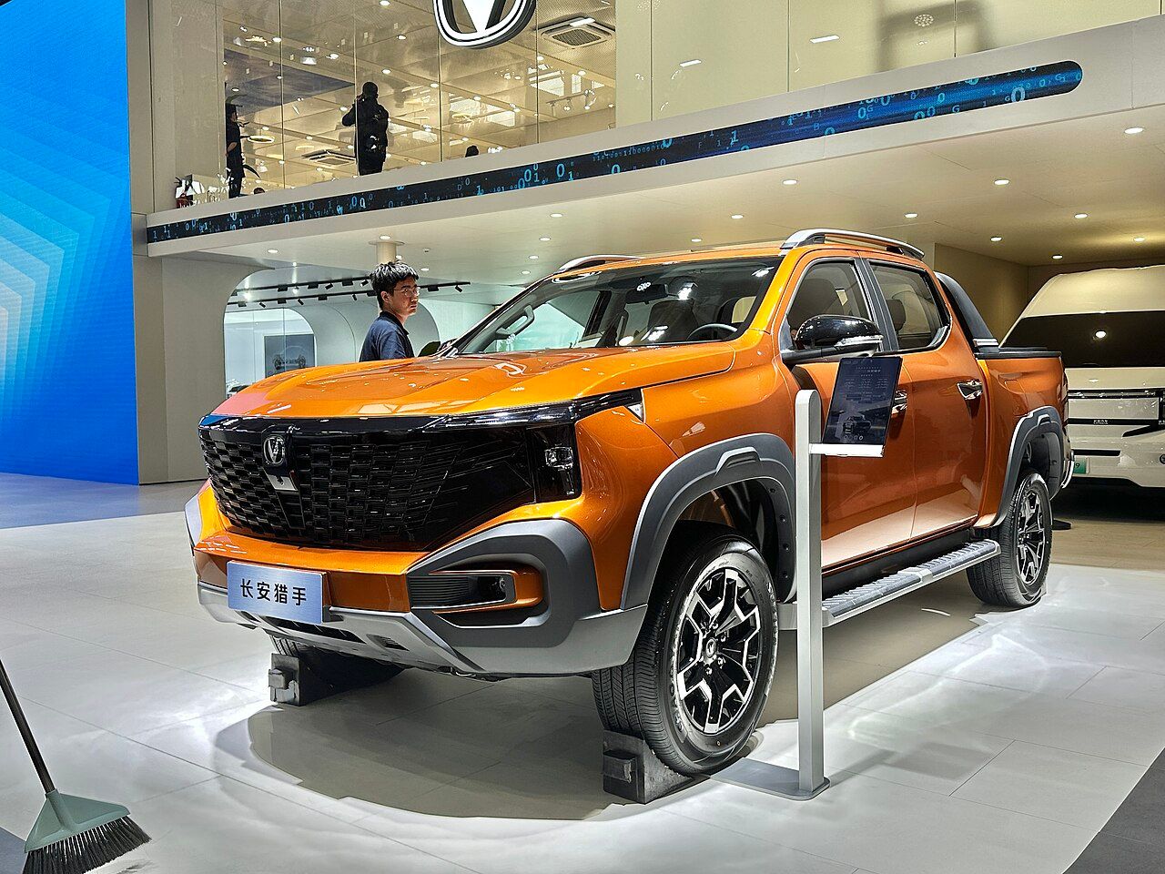 Changan Hunter: Hunter naranja del diseño actual, vista delantera de tres cuartos