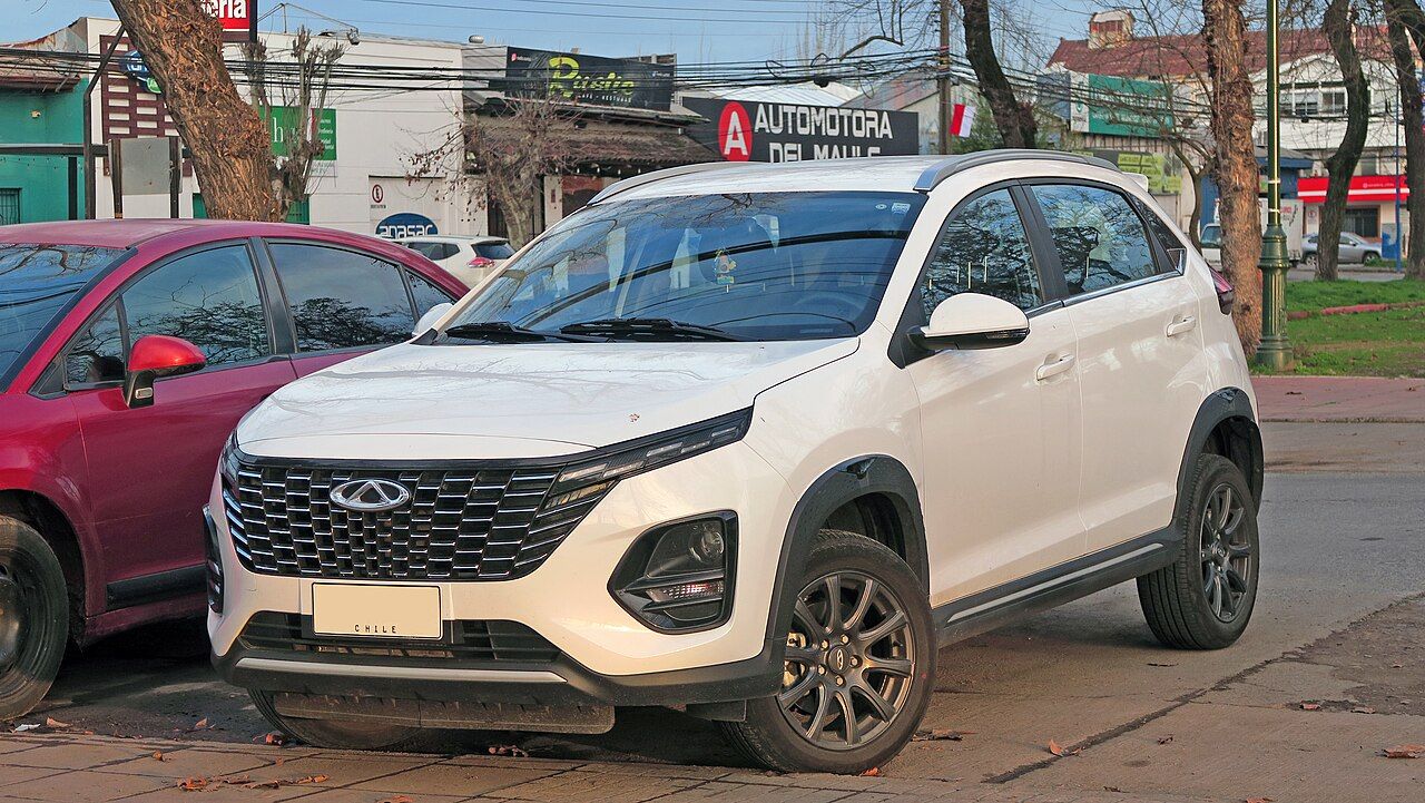 Chery Tiggo 2: Tiggo 2 Pro Max blanco de la generación actual, vista delantera de tres cuartos