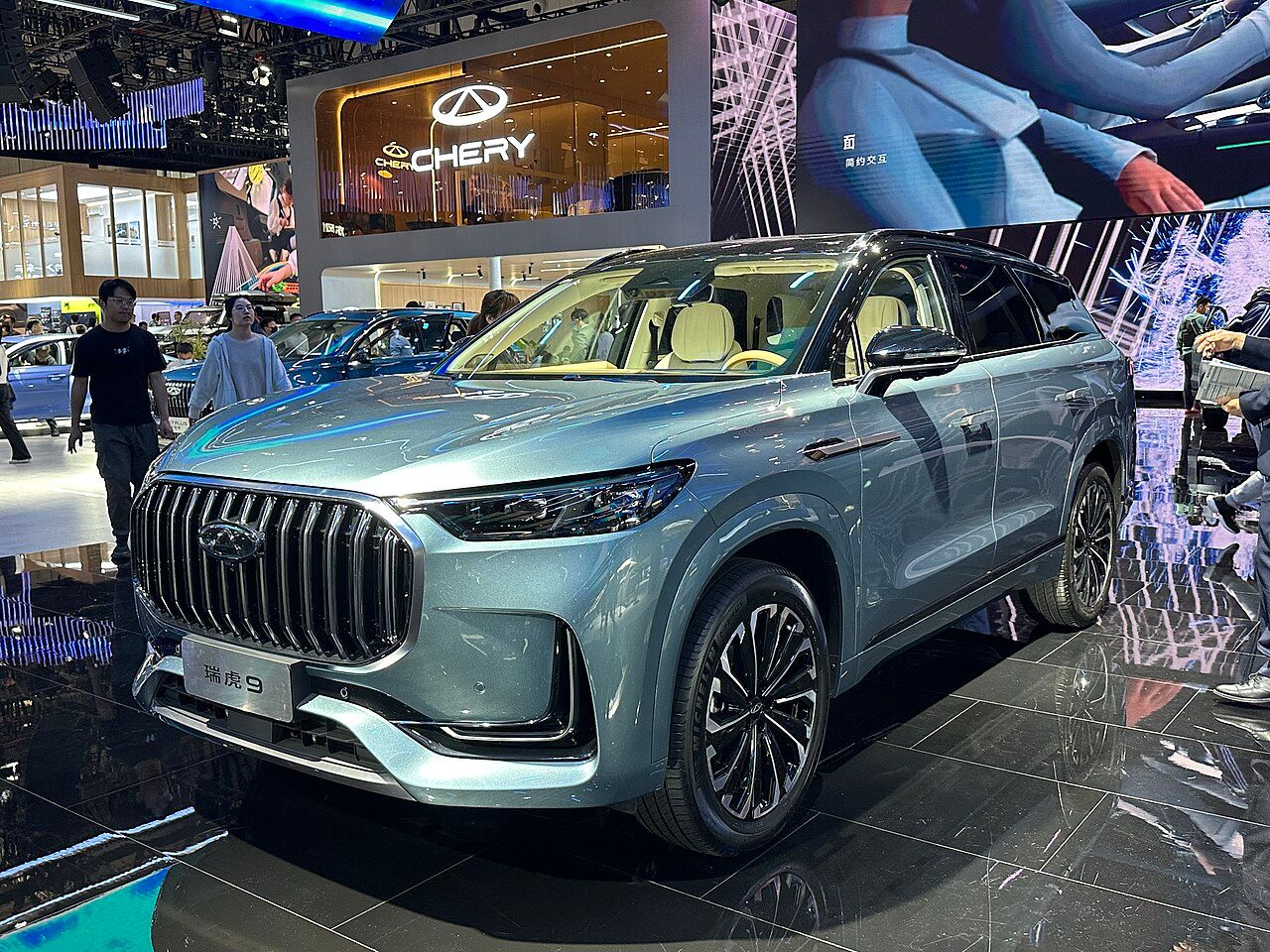 Chery Tiggo 9: Tiggo 9 gris azulado de la generación actual, vista delantera de tres cuartos