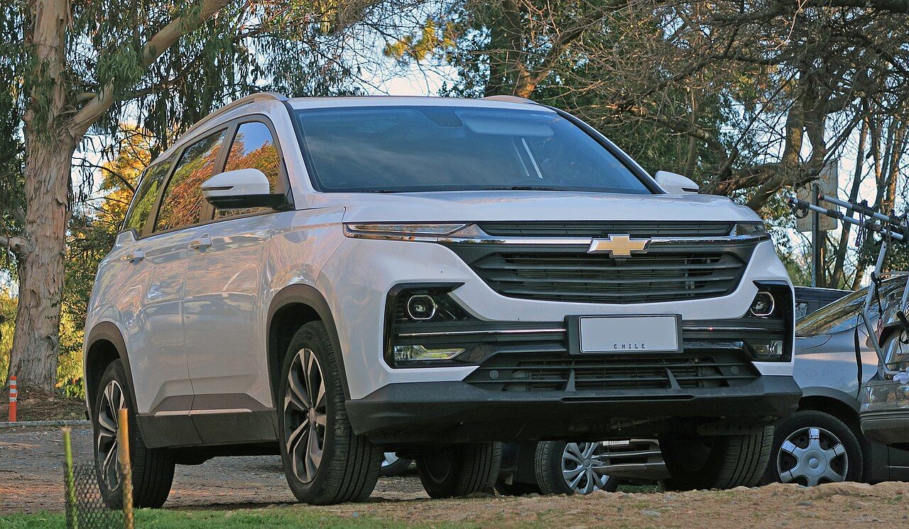 Chevrolet Captiva XL: Captiva XL Premier blanca del diseño actual, vista delantera de tres cuartos