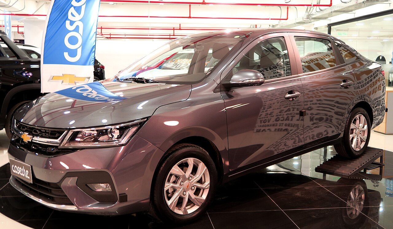 Chevrolet Sail: Sail sedán gris de la generación actual, en un concesionario de Chile, vista delantera de tres cuartos