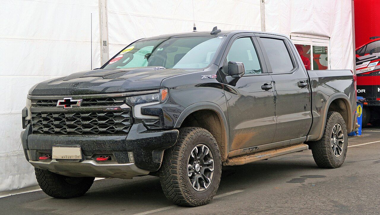 Chevrolet Silverado: Silverado ZR2 gris oscuro del diseño actual, vista delantera de tres cuartos