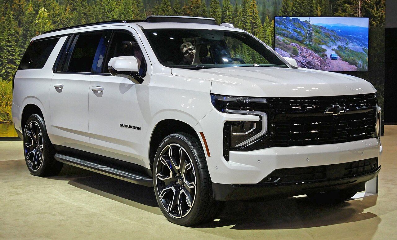 Chevrolet Suburban: Suburban RST blanca con el frente actual, en el salón de Nueva York 2025, vista delantera de tres cuartos