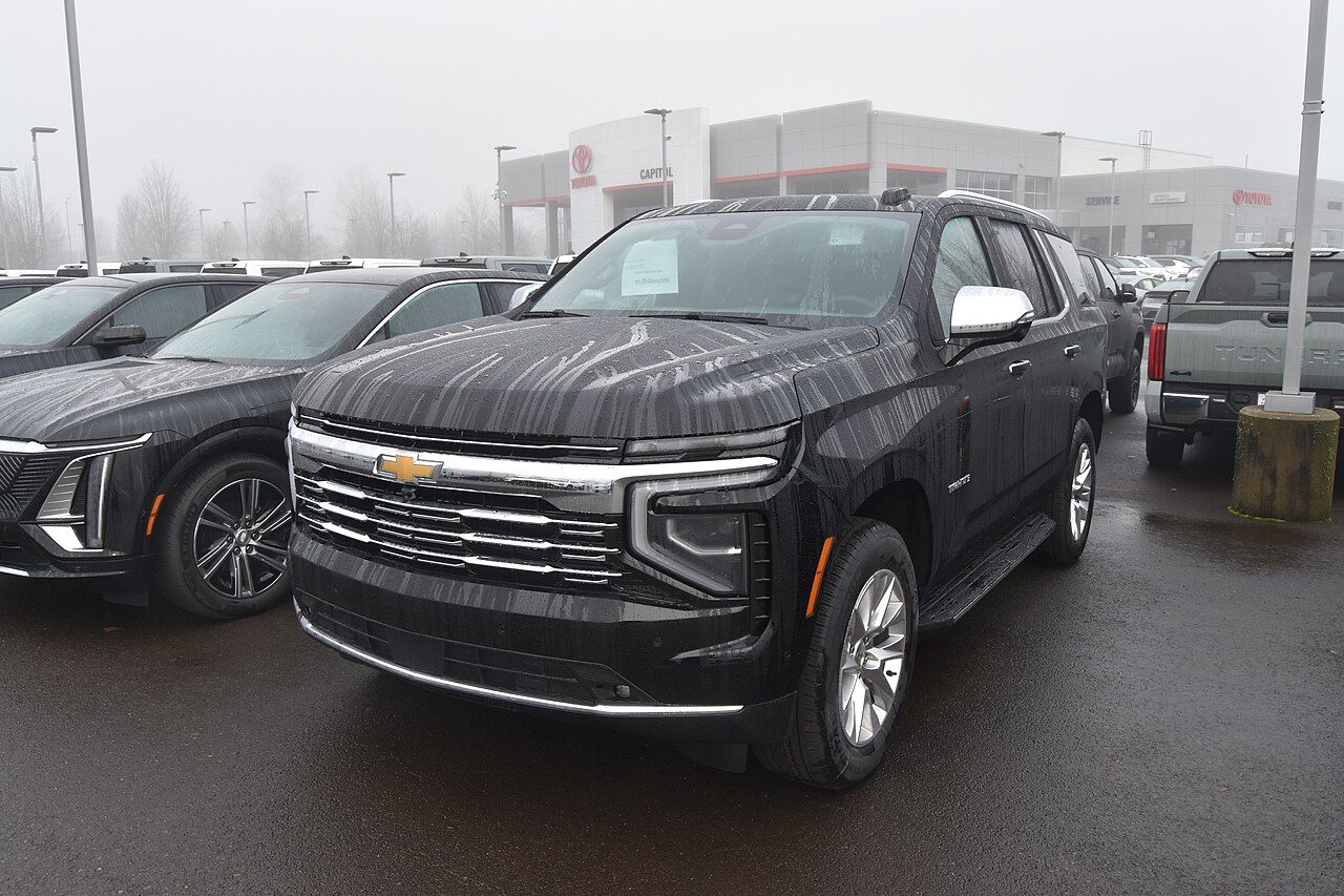 Chevrolet Tahoe: Tahoe negra con el frente actual, en una automotora, vista delantera de tres cuartos