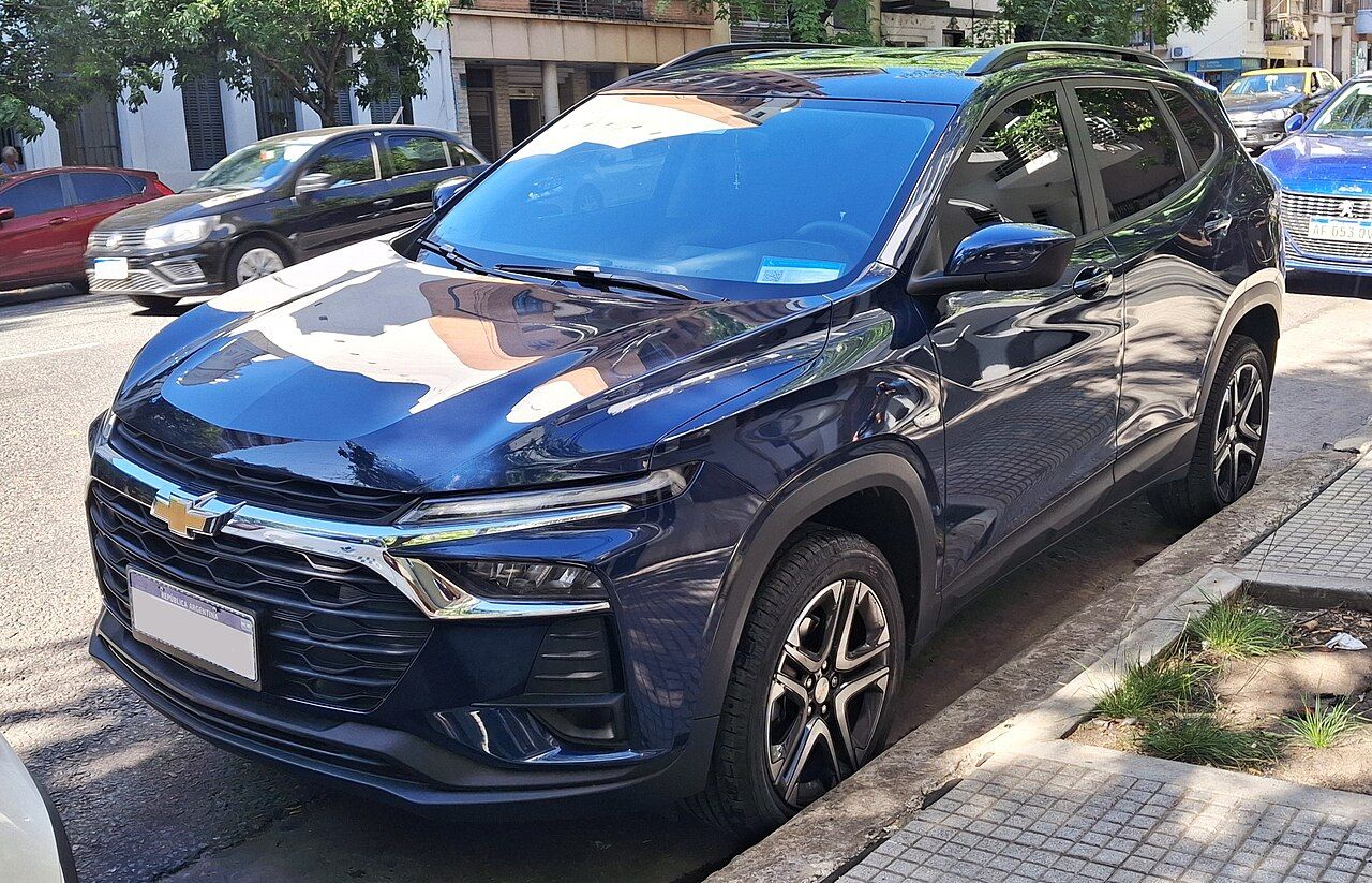 Chevrolet Tracker: Tracker azul del diseño actual, vista delantera de tres cuartos
