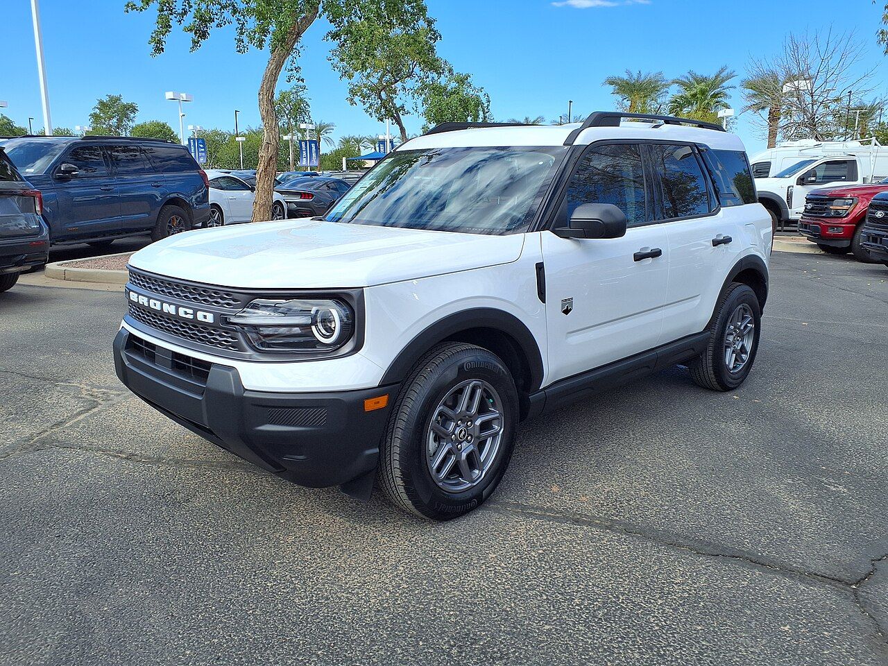 Ford Bronco Sport: Bronco Sport Big Bend blanca del rediseño 2025, vista delantera de tres cuartos