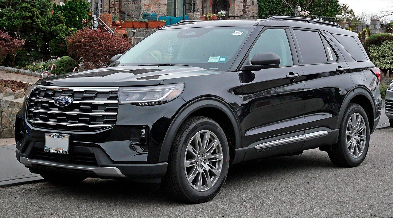 Ford Explorer: Explorer Active negra del rediseño 2025, vista delantera de tres cuartos