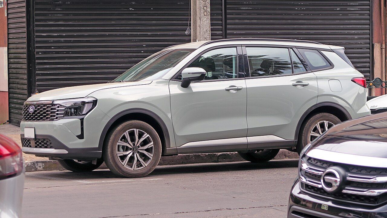 Ford Territory: Territory plateado del diseño 2026, vista delantera de tres cuartos