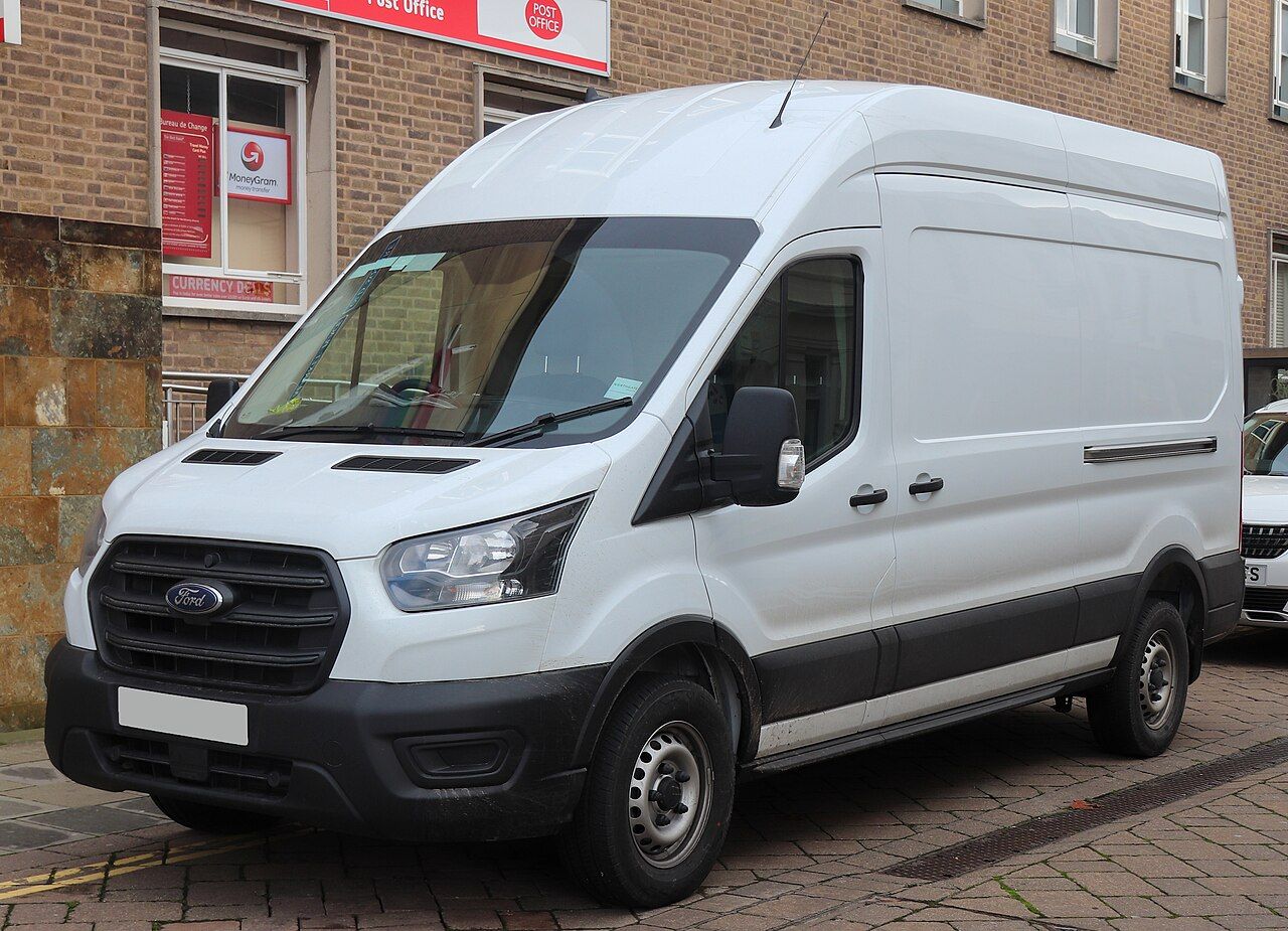 Ford Transit: Transit Furgón blanca de techo alto, del diseño actual, vista delantera de tres cuartos