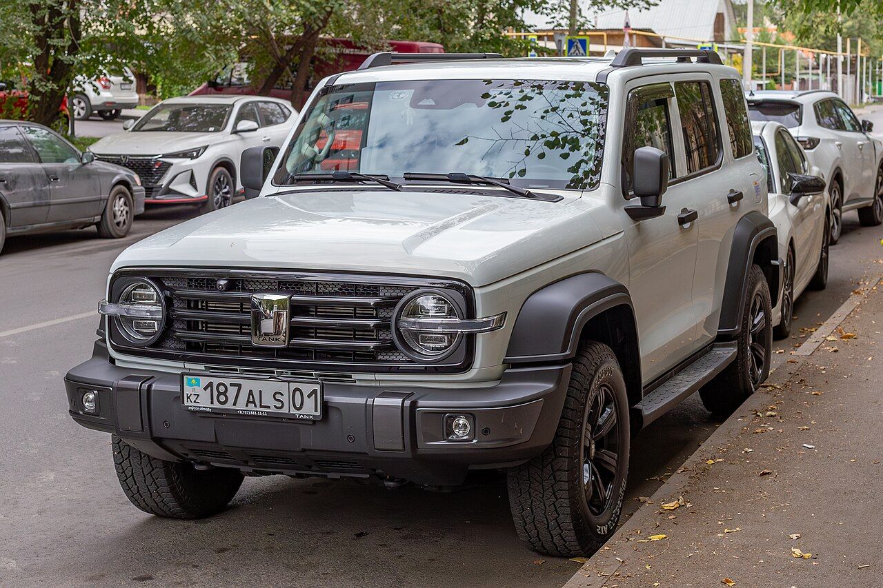 GWM Tank 300: Tank 300 gris claro con el emblema Tank, vista delantera de tres cuartos