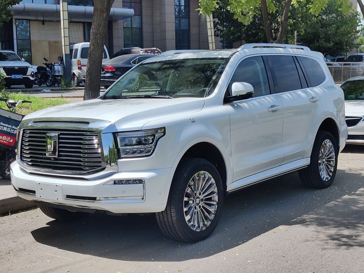 GWM Tank 500: Tank 500 blanco, vista delantera de tres cuartos