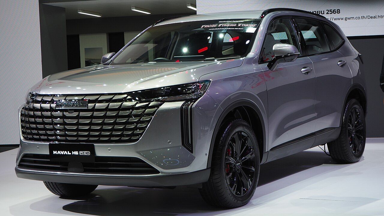 Haval H6: H6 gris de la generación actual, con el frontal renovado, vista delantera de tres cuartos