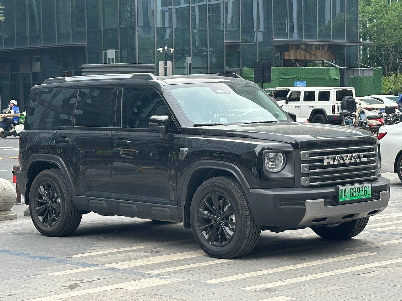Haval H7 Max: H7 Max negro (Menglong en China), vista delantera de tres cuartos