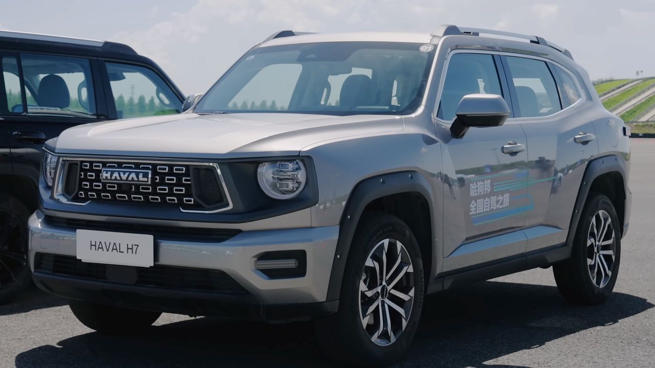 Haval H7: H7 gris de la generación actual, vista delantera de tres cuartos