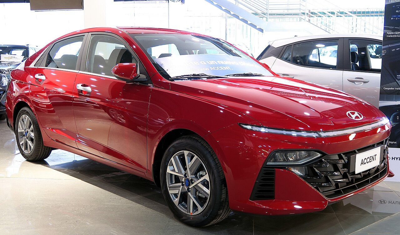 Hyundai Accent: Accent rojo de la versión Design, vista delantera de tres cuartos