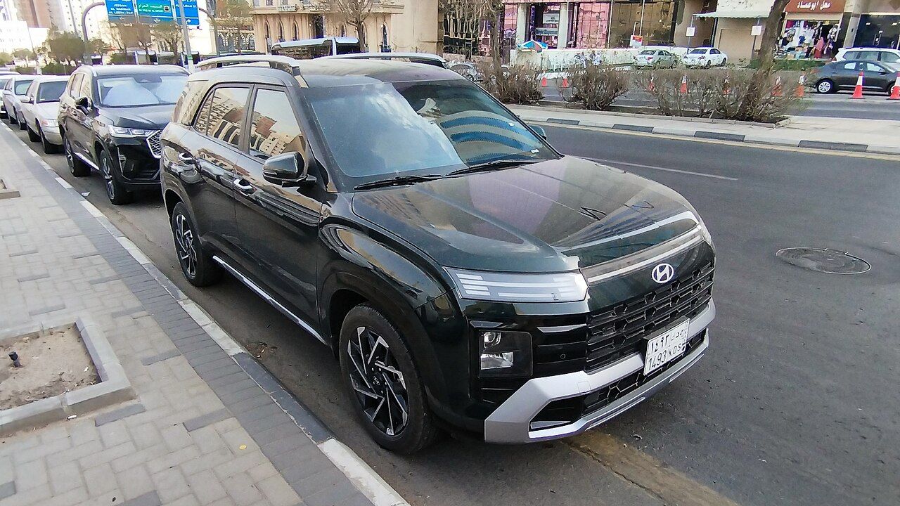 Hyundai Creta Grand: Creta Grand negro con el frente actual, vista delantera de tres cuartos