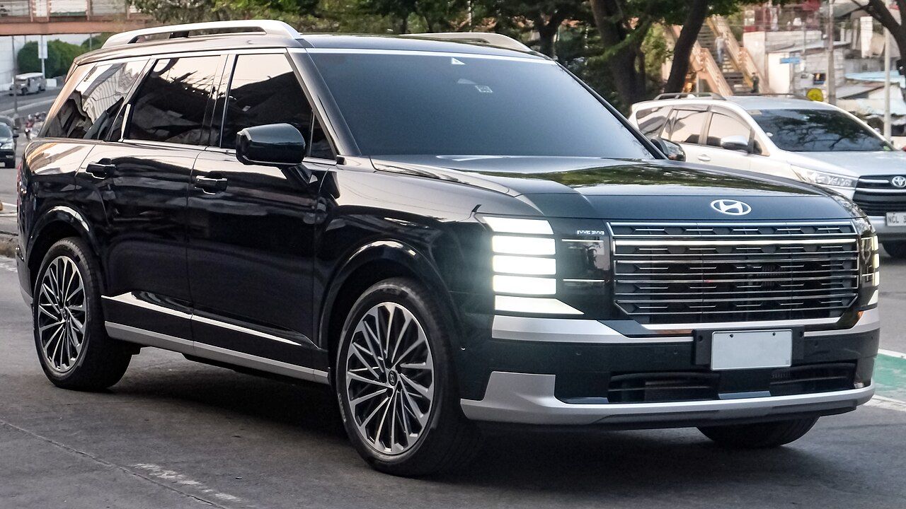 Hyundai Palisade: Palisade Calligraphy híbrido verde oscuro de la nueva generación, vista delantera de tres cuartos