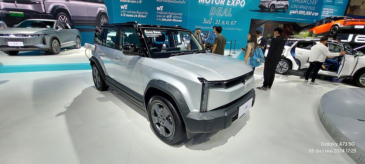 Jaecoo 6: Jaecoo 6 plateado en un salón del automóvil, vista delantera de tres cuartos