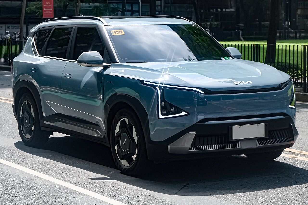 Kia EV5: EV5 celeste de la versión Light, vista delantera de tres cuartos