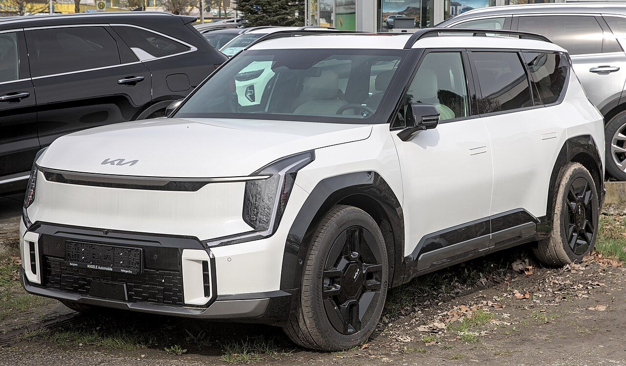 Kia EV9: EV9 GT-Line blanco del diseño actual, vista delantera de tres cuartos