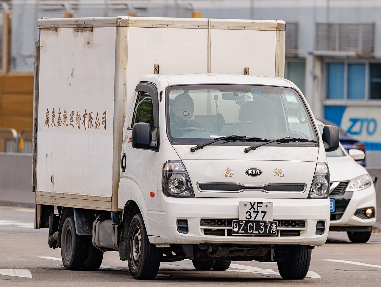 Kia Frontier: Frontier (K2500) blanca de cabina simple con caja cerrada, vista delantera