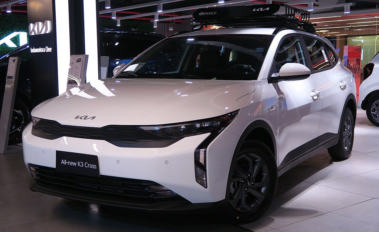 Kia K3 Cross: K3 Cross blanco de la versión LX en una sala de ventas de Chile, vista delantera de tres cuartos