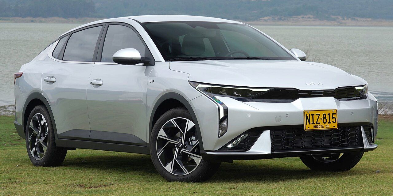 Kia K3: K3 sedán plateado de la generación actual, versión GT Line de Colombia, vista delantera de tres cuartos