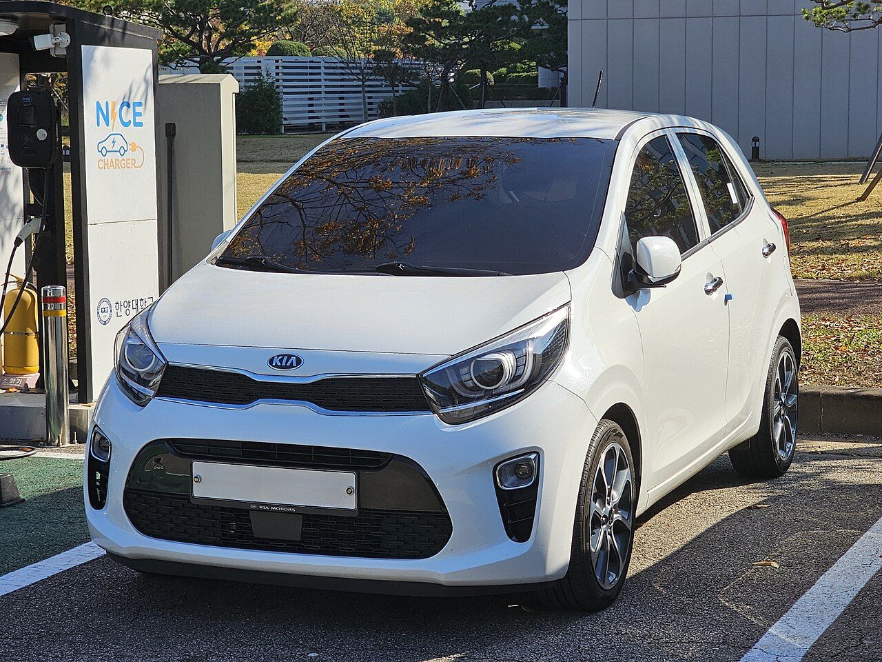 Kia Morning: Morning blanco del diseño actual, vista delantera de tres cuartos