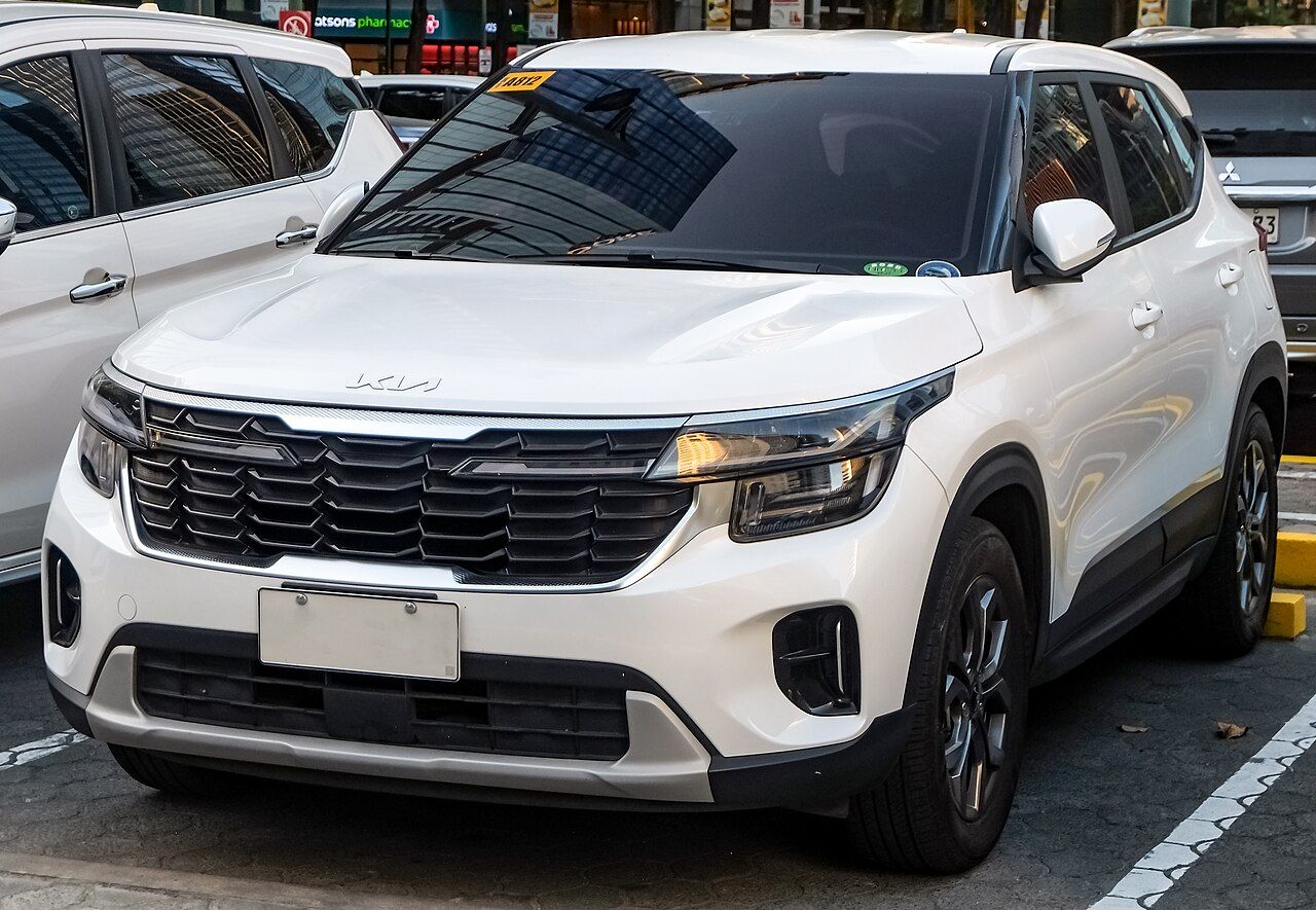 Kia Seltos: Seltos blanco del diseño actual, versión EX, vista delantera de tres cuartos