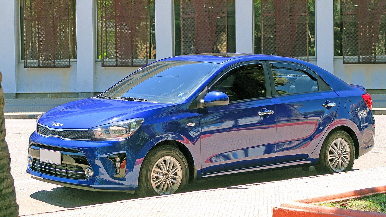 Kia Soluto: Soluto azul de la versión EX, vista delantera de tres cuartos