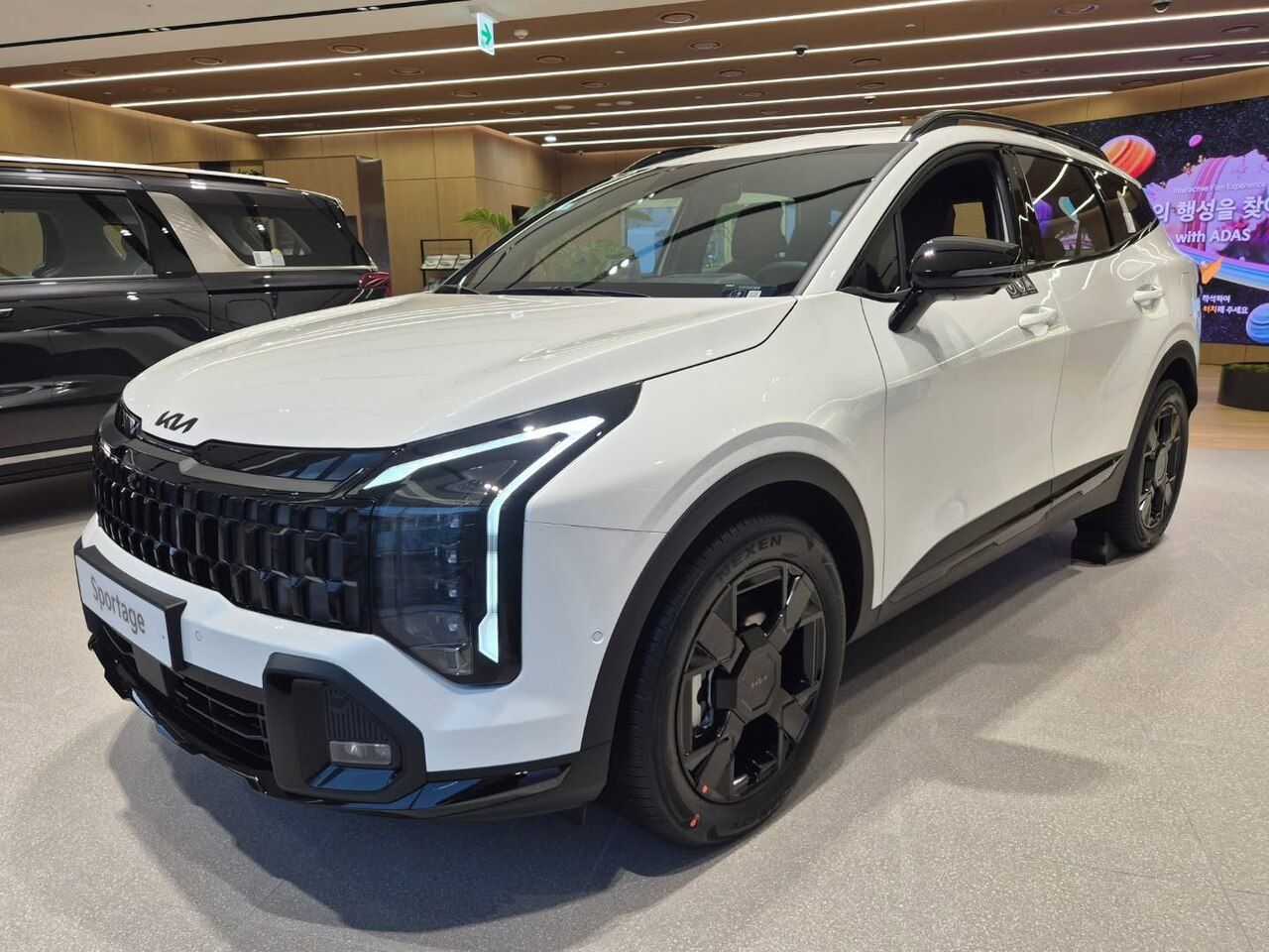 Kia Sportage: Sportage X-Line blanco de la generación actual, vista delantera de tres cuartos