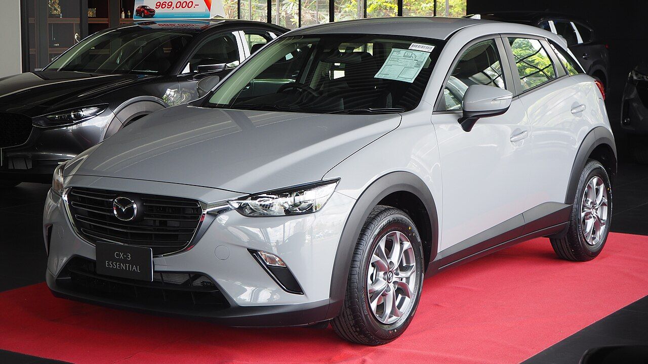 Mazda CX-3: CX-3 gris claro del diseño actual, vista delantera de tres cuartos