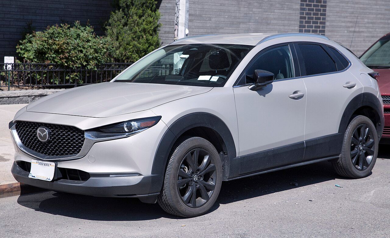 Mazda CX-30: CX-30 plata de la generación actual, vista delantera de tres cuartos