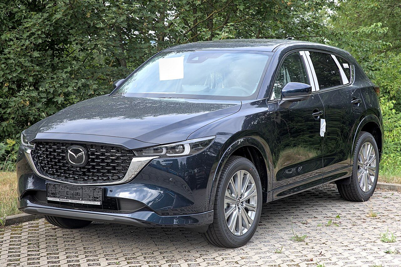 Mazda CX-5: CX-5 azul oscuro del diseño actual, vista delantera de tres cuartos