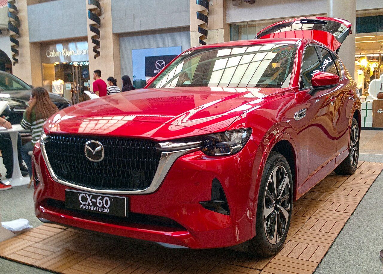 Mazda CX-60: CX-60 rojo con motor 3.3, vista delantera de tres cuartos
