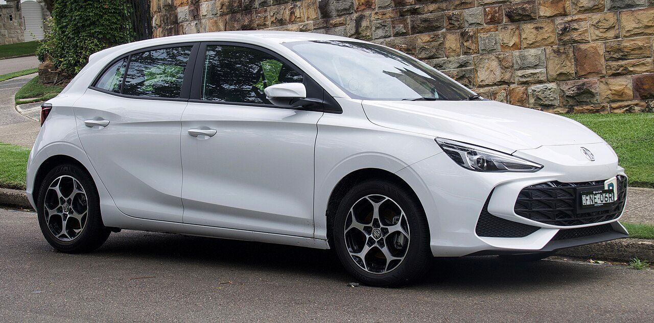 MG MG3: MG3 blanco de la generación actual, vista delantera de tres cuartos