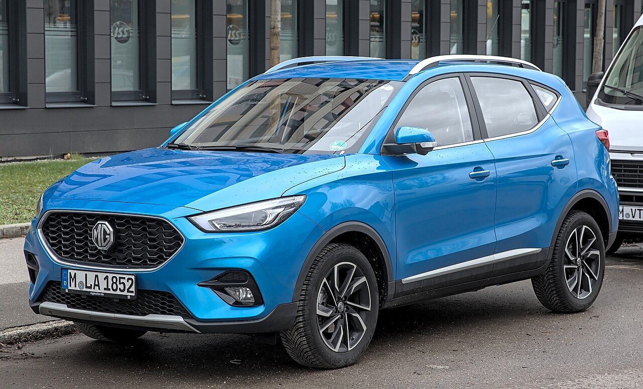 MG ZX: ZX azul del diseño actual (en Europa se vende como MG ZS), vista delantera de tres cuartos