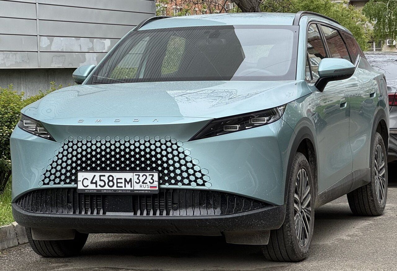 Omoda C7: Omoda C7 celeste, vista delantera de tres cuartos