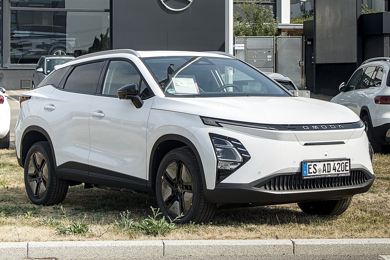 Omoda E5: Omoda E5 blanco, vista delantera de tres cuartos