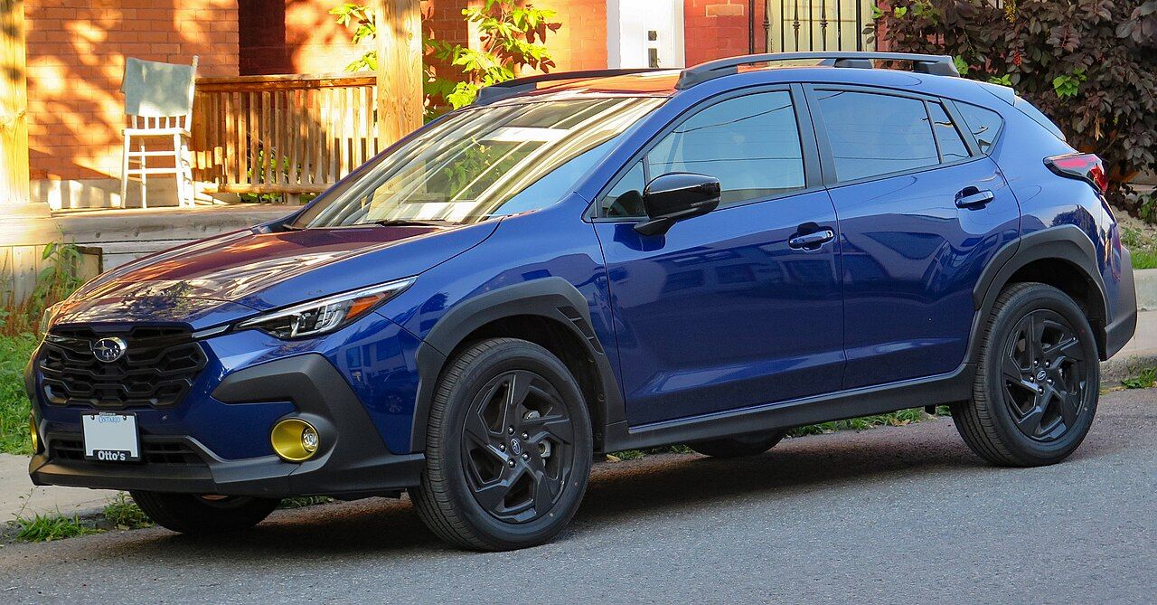 Subaru Crosstrek: Crosstrek azul de la generación actual, vista delantera de tres cuartos