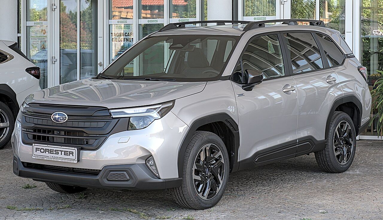 Subaru Forester: Forester plateado de la sexta generación, vista delantera de tres cuartos
